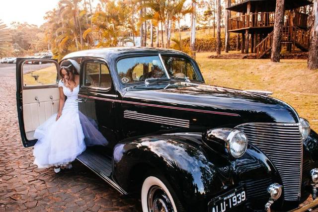 Carro Antigo para Casamento: Elegância e Charme no seu Grande Dia!