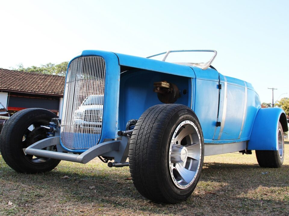 Descubra a Elegância de um Carro Antigo Azul: História e Curiosidades